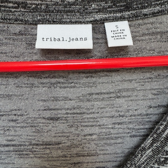 Tribal Jean brand light weight woman’s v neck top - Picture 3 of 3